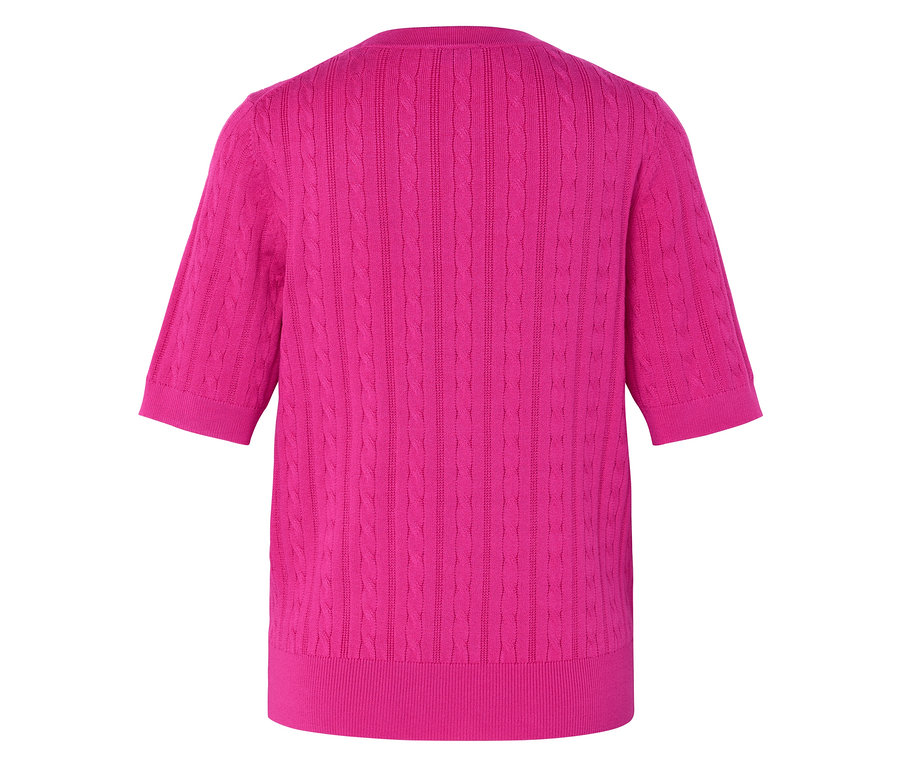 Szczegół różowego swetra z krótkim rękawem i wzorem warkoczowym.