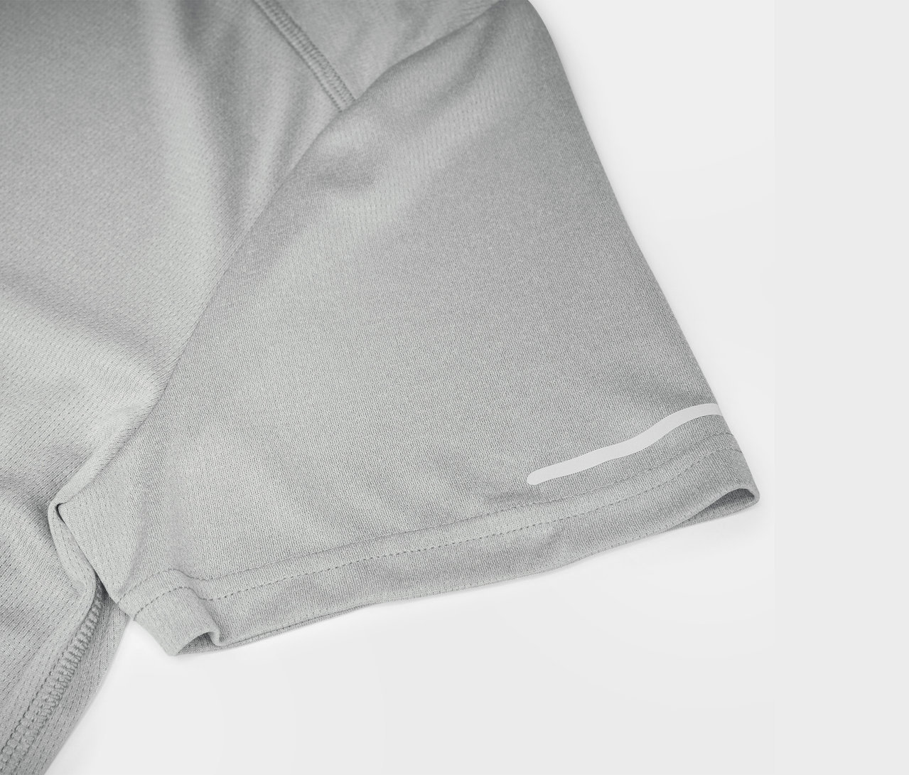 Zbliżenie na szary t-shirt z krótkim rękawem i odblaskowym paskiem.