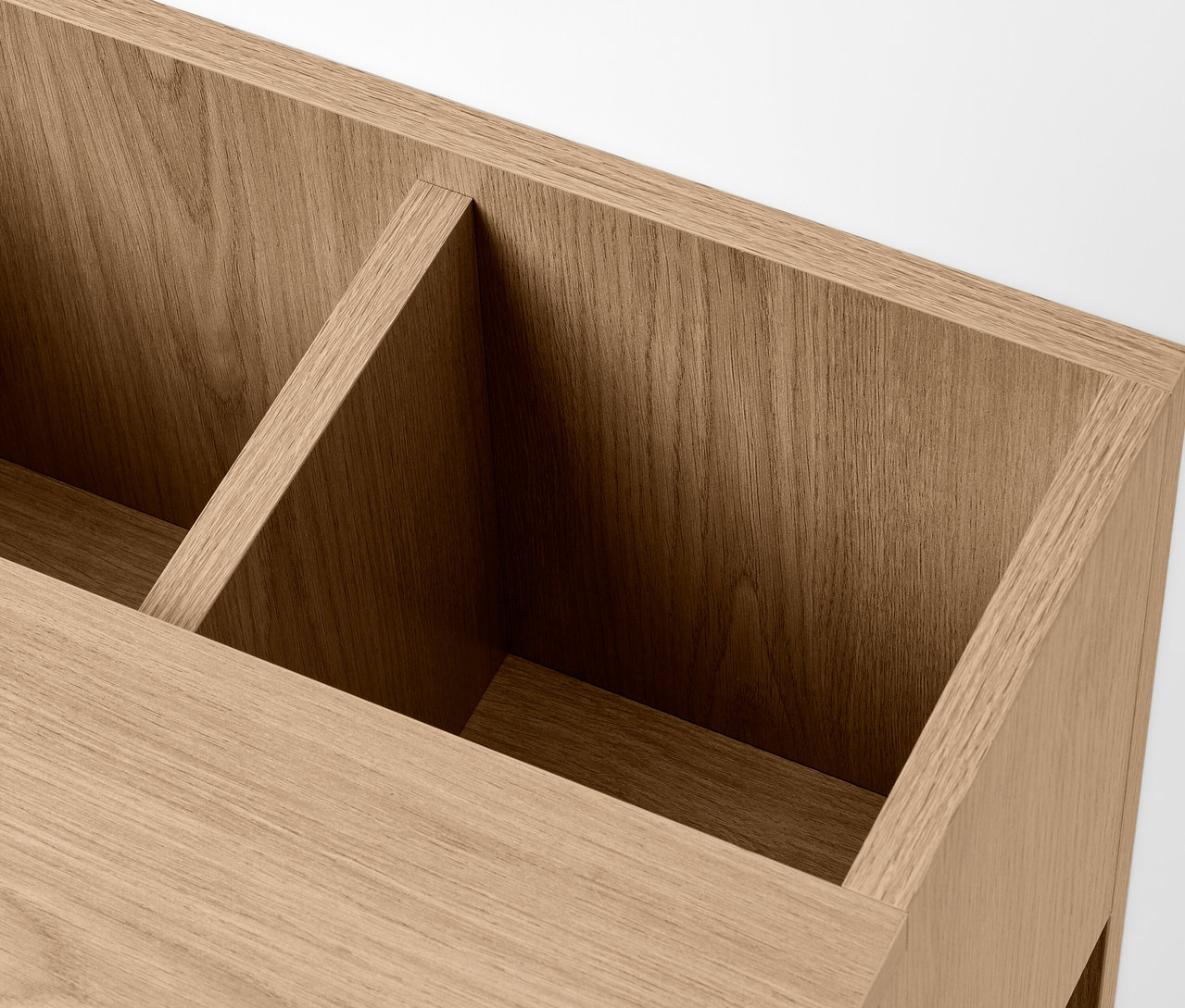 Zbliżenie drewnianego stolika z dwiema przegródkami.