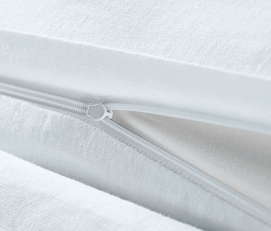 Zbliżenie na białą pościel lnianą w rozmiarze niestandardowym z zamkiem błyskawicznym.