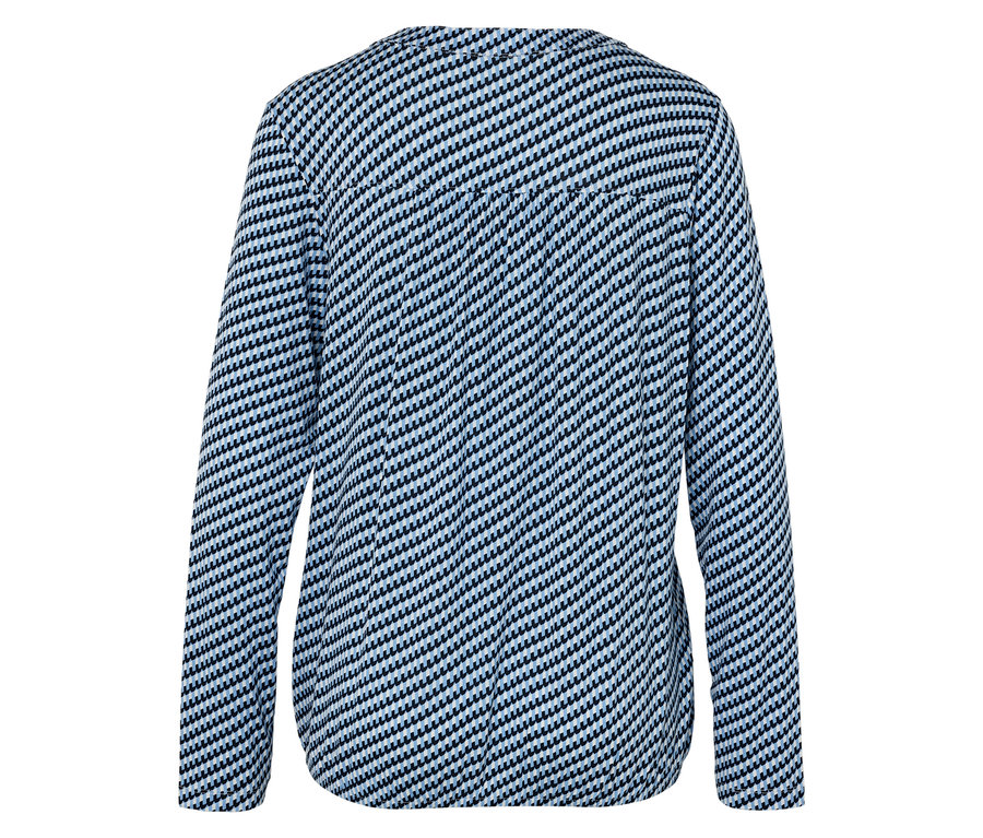 Widok z tyłu niebieskiej marynarki we wzory.