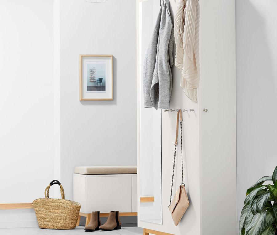 Zdjęcie wnętrza przedstawia szafę korytarzową. Na ścianie wisi kurtka i szalik.