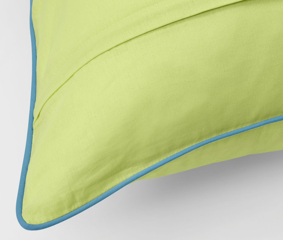 Zbliżenie na żółtą pościel z bawełny renforcé w standardowym rozmiarze z niebieską lamówką.