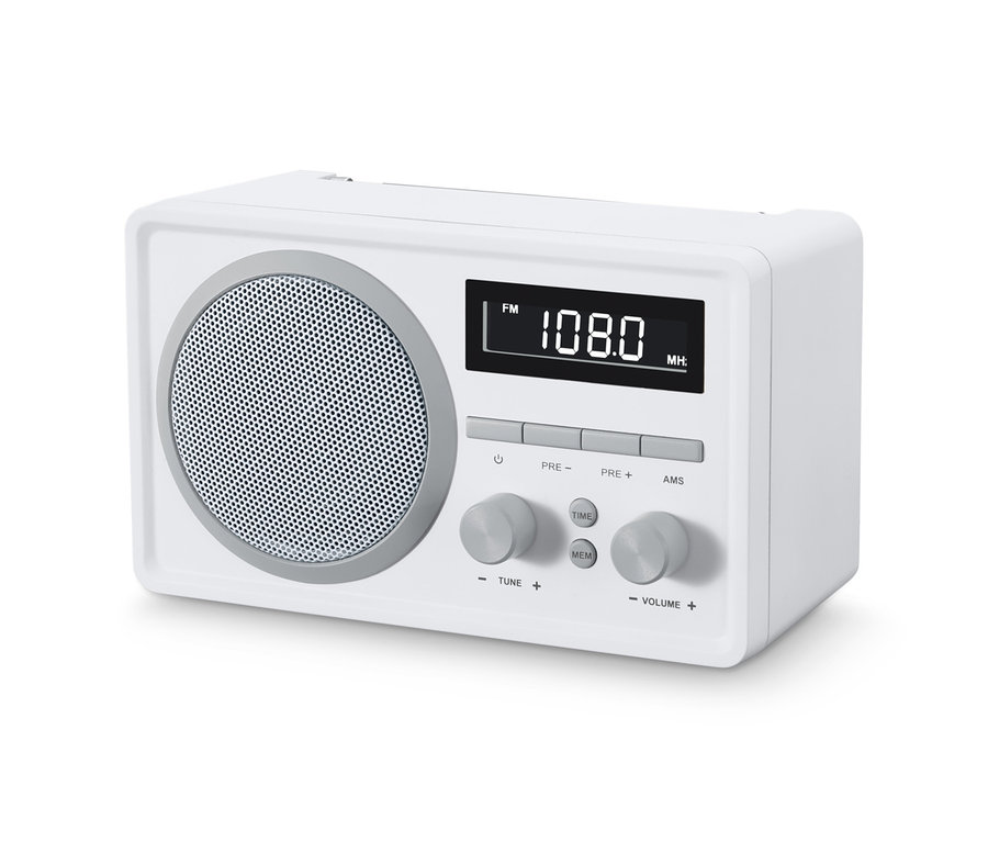 Białe cyfrowe radio kompaktowe z okrągłym głośnikiem i wyświetlaczem pokazującym częstotliwość 108.0 MHz.