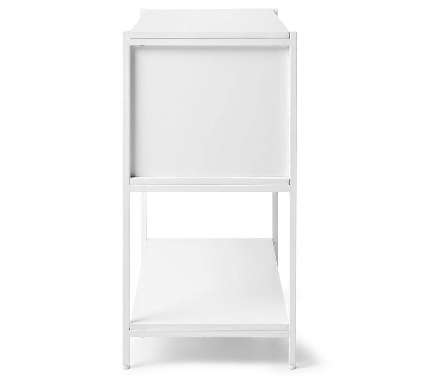 Biały metalowy regał z dwiema półkami.