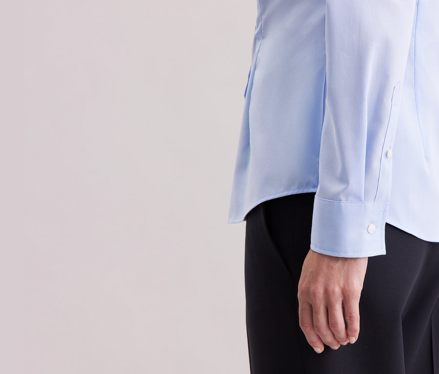 Fragment osoby w jasnoniebieskiej bluzce Seidensticker Slim Fit non iron.