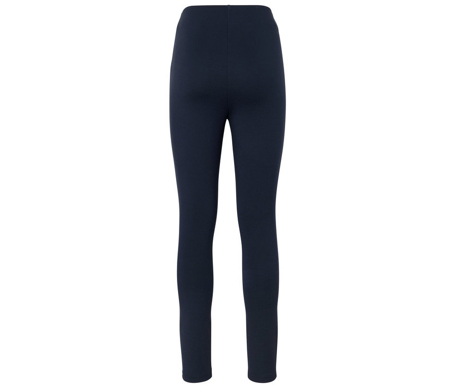 Ciemnoniebieskie legginsy.
