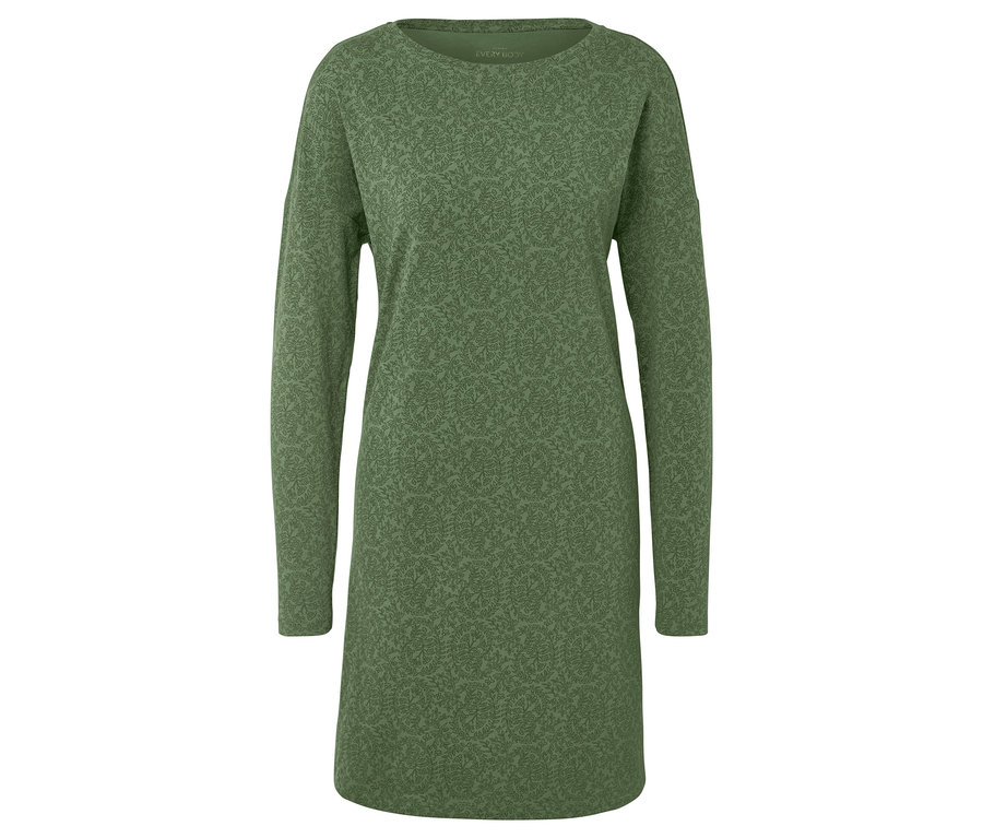 Zielona sukienka we wzory z długim rękawem.