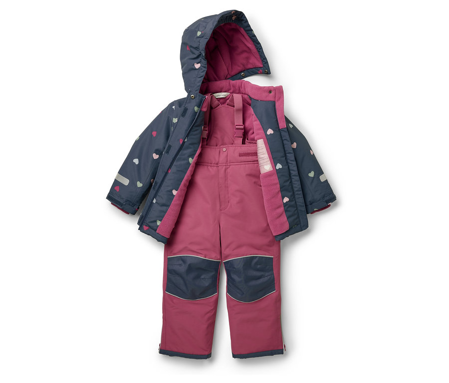 Zimowy zestaw z kurtką z kapturem i spodniami na szelkach w kolorach granatowym i różowym, z wzorem w serduszka.