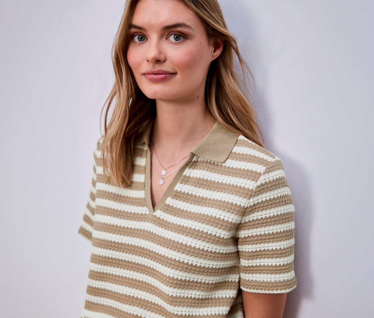 Kobieta ma na sobie koszulkę z dzianiny Street One w paski z krótkim rękawem i kołnierzykiem.