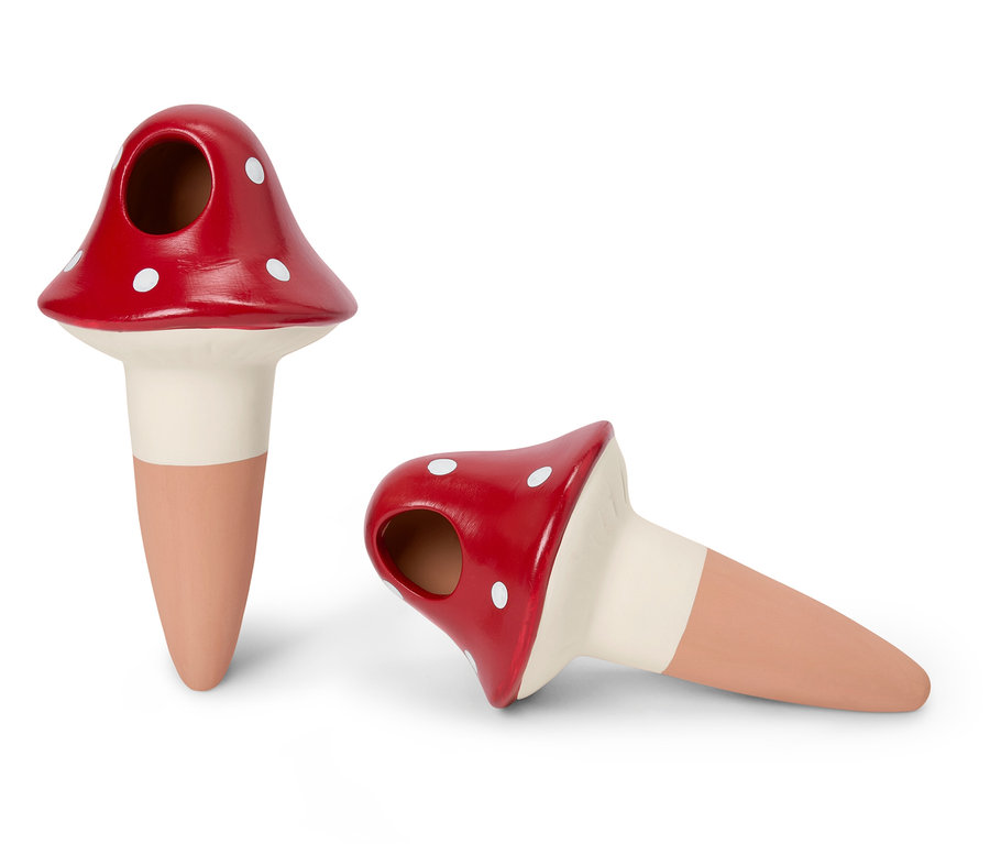 Dwa podlewacze do roślin w kształcie grzybów, jeden stoi, a drugi leży.