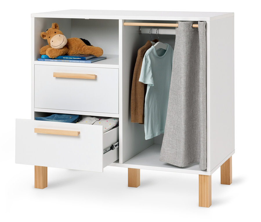 Biała szafa dziecięca z szufladami i drążkiem na ubrania, na którym wiszą ubrania. Na górnej półce leży pluszowa zabawka.