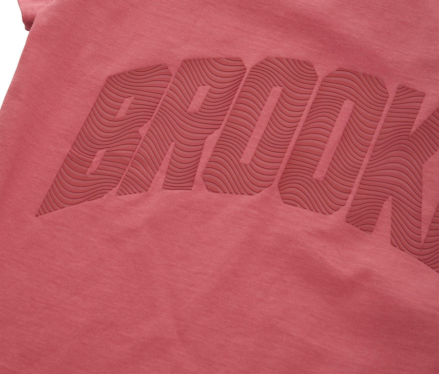 Zbliżenie na różową koszulkę z wytłoczonym napisem BROOK.