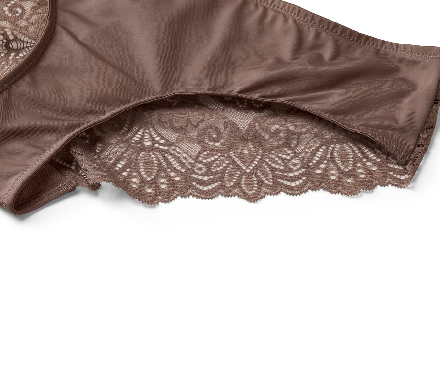 Zbliżenie brązowych majtek damskich z koronkowym wykończeniem.