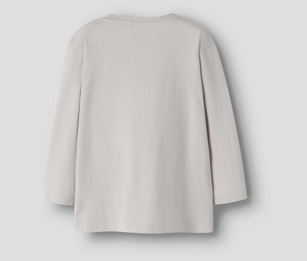 Zdjęcie z bliska jasno szarej koszulki z długim rękawem NAME IT, widok z tyłu.