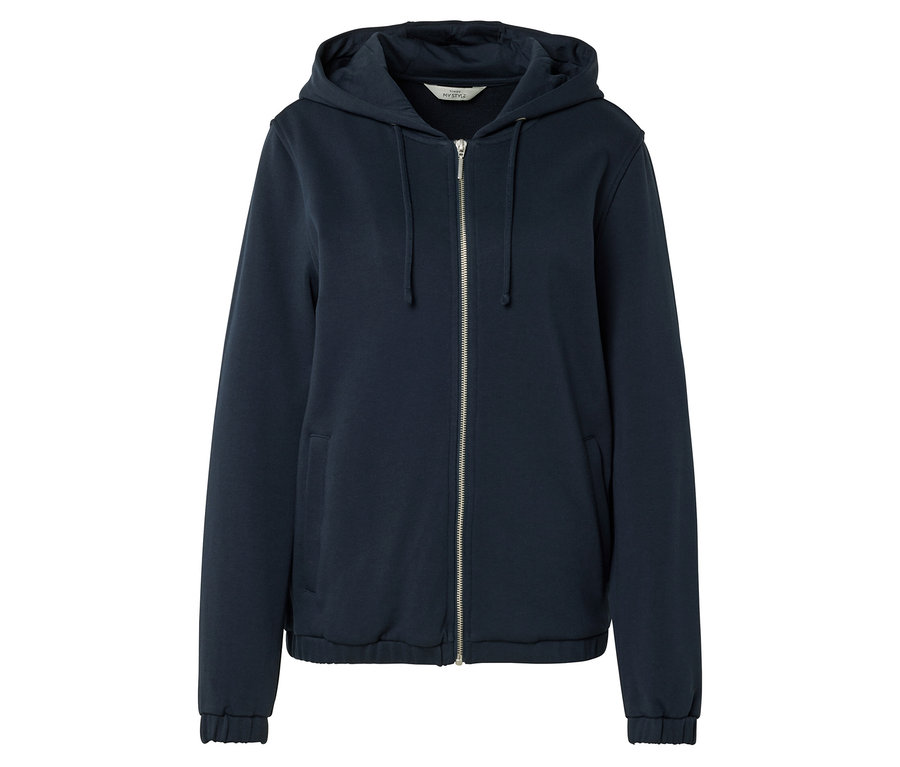 Na białym tle widoczna jest granatowa bluza z kapturem zapinana na zamek błyskawiczny.