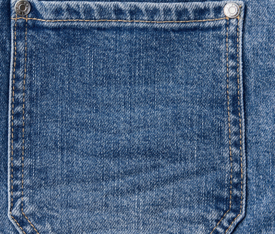 Zbliżenie na tylną kieszeń niebieskich jeansów Street One „Amalia”.