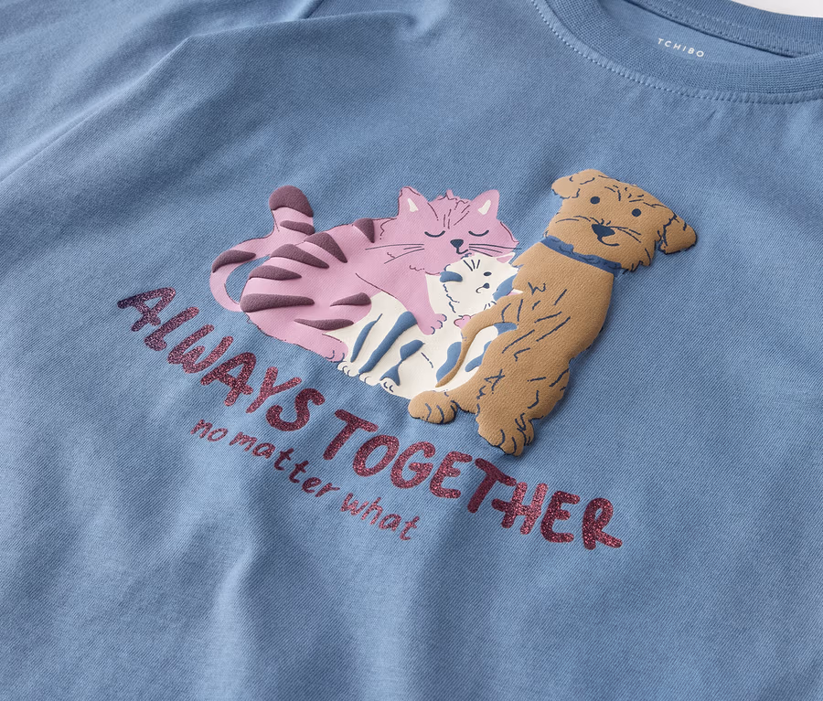 Niebieska koszulka z długim rękawem z nadrukiem różowego kota, psa i kota z napisem „Always Together”.