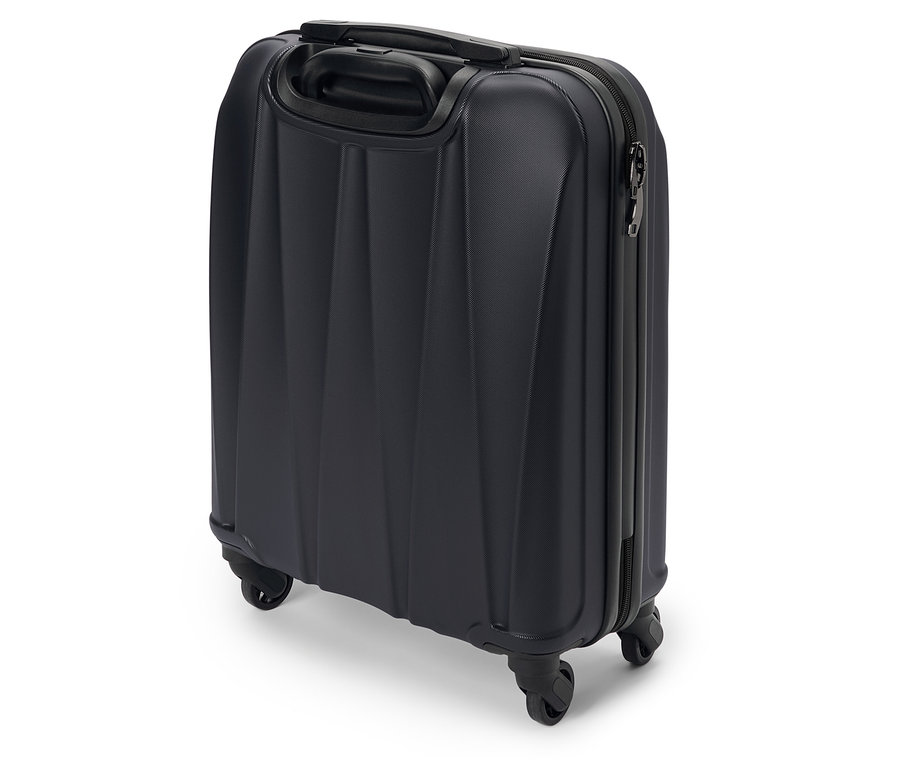 Zbliżenie granatowej walizki z kółkami i wysuwaną rączką.