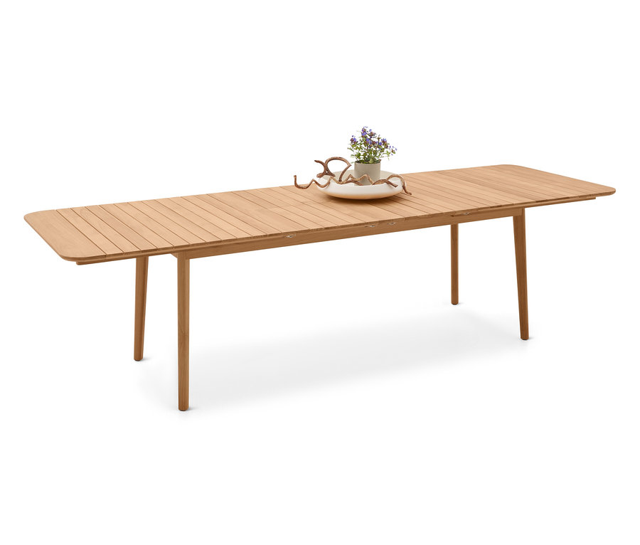 Długi, prostokątny drewniany stół na zewnątrz z małą kompozycją kwiatową pośrodku.