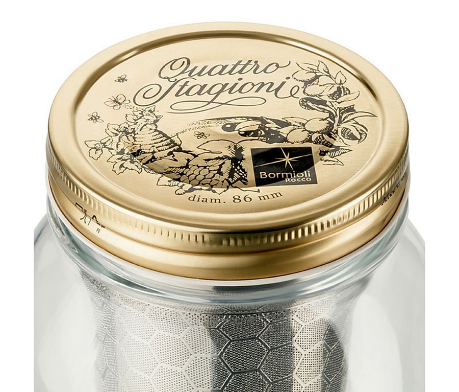 Zbliżenie na słoik z zaparzaczem na zimno »BrewJar« z metalową pokrywką.