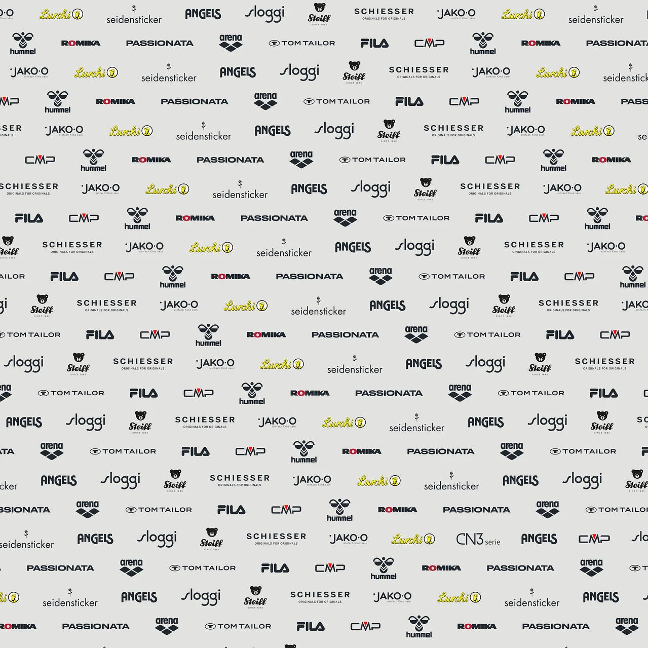 Jasne tło z powtarzającym się wzorem różnych logo marek, w tym Lurchi, seidensticker, ANGELS, sloggi, Steiff, SCHIESSER, hummel, ROMIKA, PASSIONATA, arena, TOM TAILOR, FILA, CMP i JAKO-O.