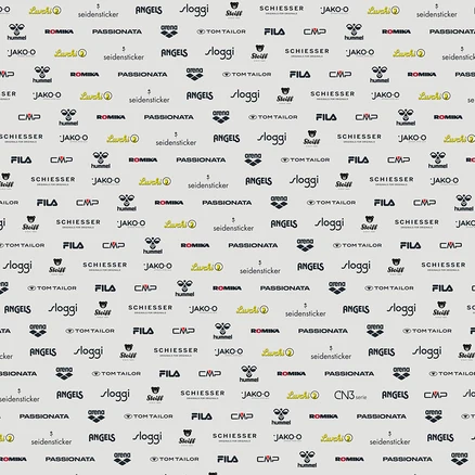 Jasne tło z powtarzającym się wzorem różnych logo marek, w tym Lurchi, seidensticker, ANGELS, sloggi, Steiff, SCHIESSER, hummel, ROMIKA, PASSIONATA, arena, TOM TAILOR, FILA, CMP i JAKO-O.