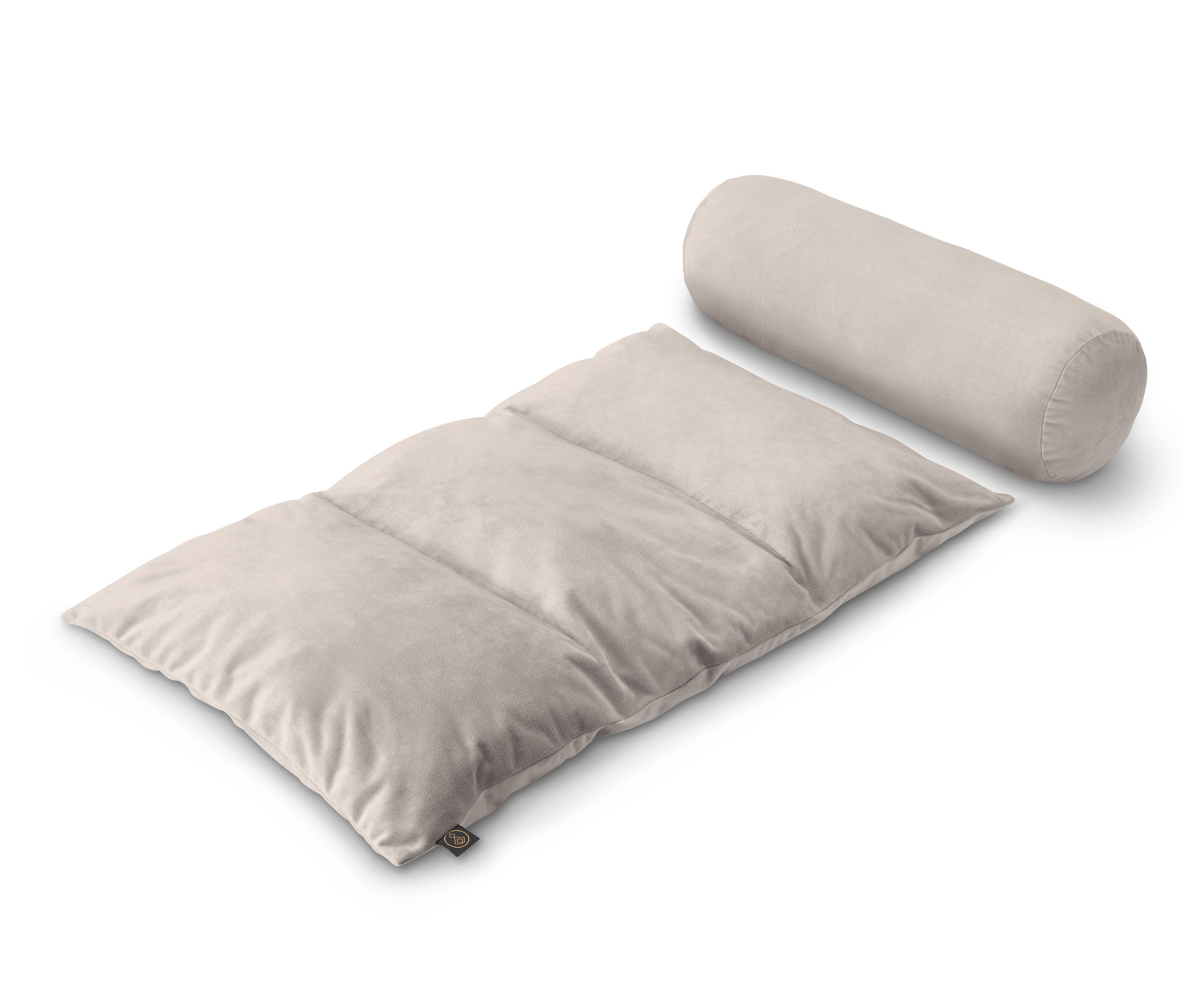 Beżowa poduszka do czytania i wałek leżą na białym tle.