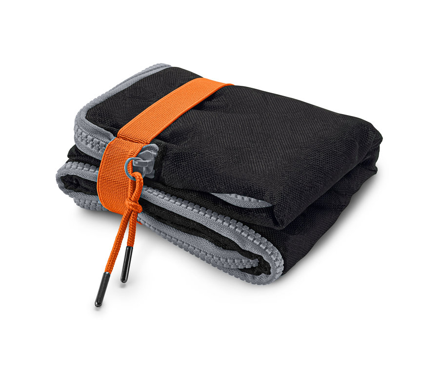 Złożona czarna podkładka z pomarańczową taśmą. Produkt: 2 w 1: podkładka pod nogi i worek na mokre rzeczy.