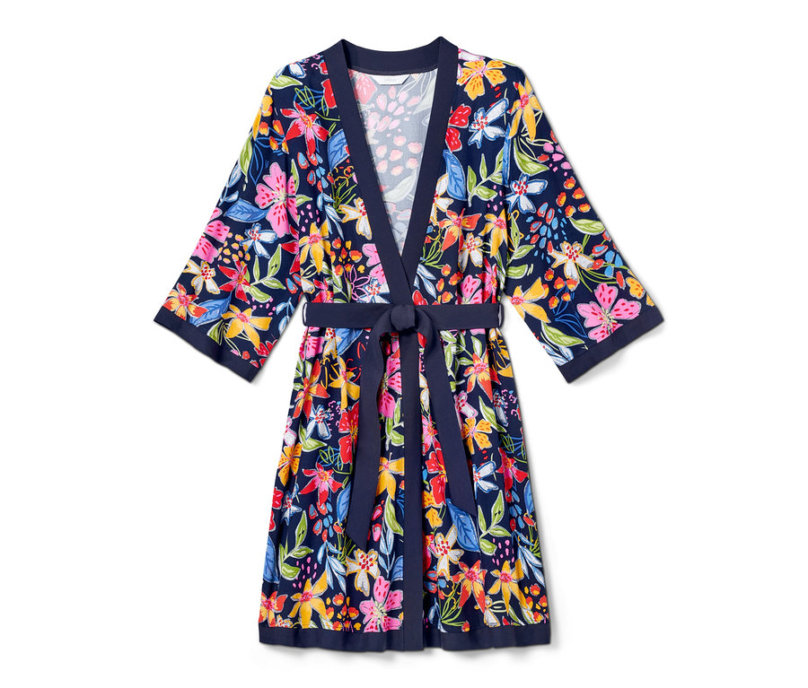 Szlafrok kimono we wzory kwiatowe na granatowym tle.