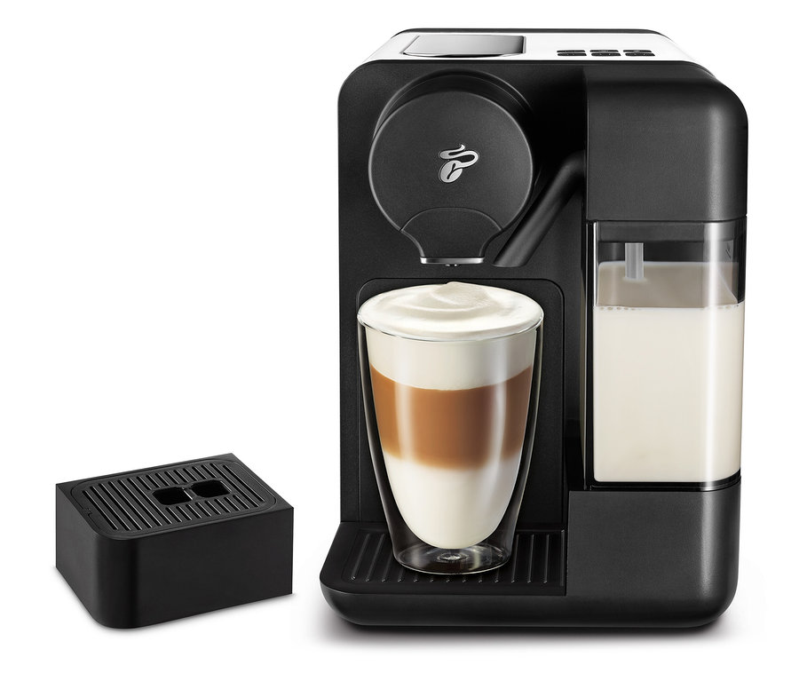 Czarny ekspres do kawy z Cafissimo milk, białe i szklanką latte.