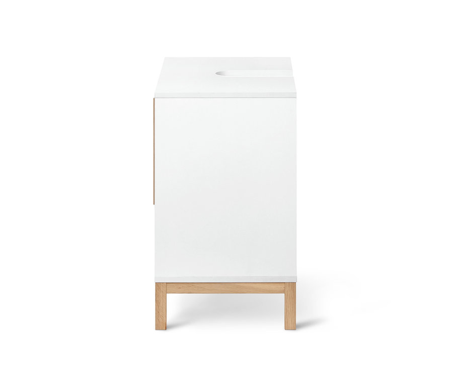 Boczny widok na białą szafkę pod umywalkę »Eklund«.