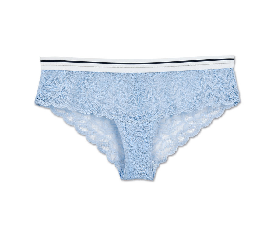 Jasnoniebieskie figi typu panty z koronką na białym tle.