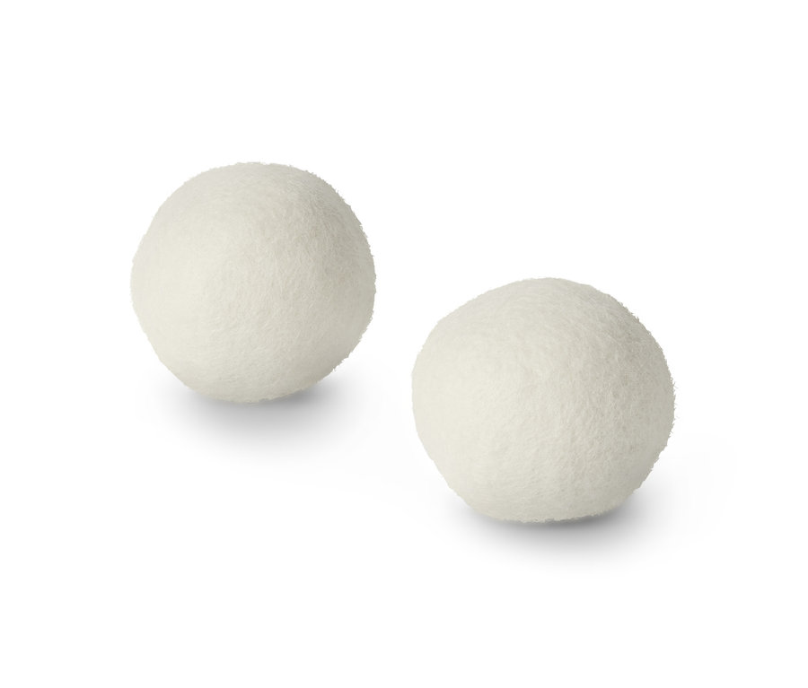 Dwie piłki z wełny do suszarki leżą na białym tle.