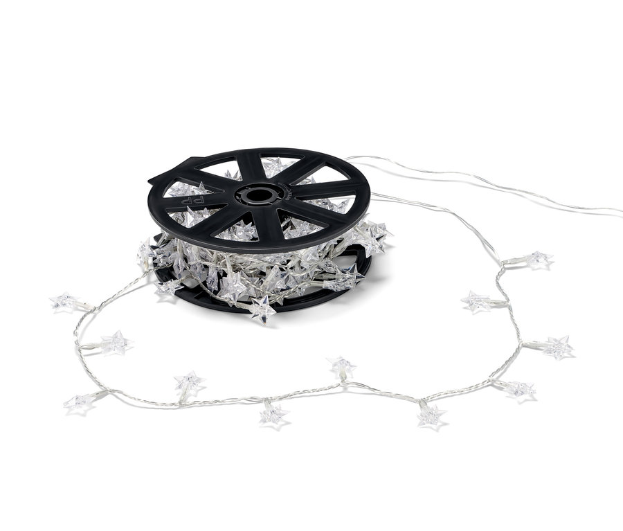 Częściowo rozwinięty łańcuch świetlny LED do użytku na zewnątrz z gwiazdkami, 120 diod LED, nawinięty na czarny plastikowy uchwyt.