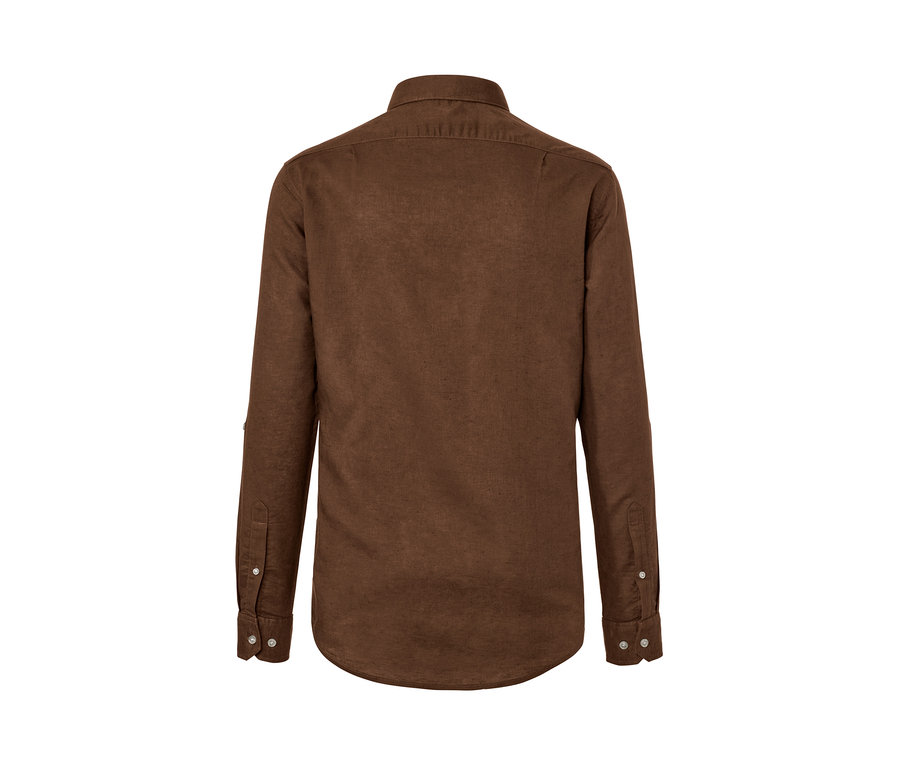 Zbliżenie na tył brązowej koszuli z lnem.
