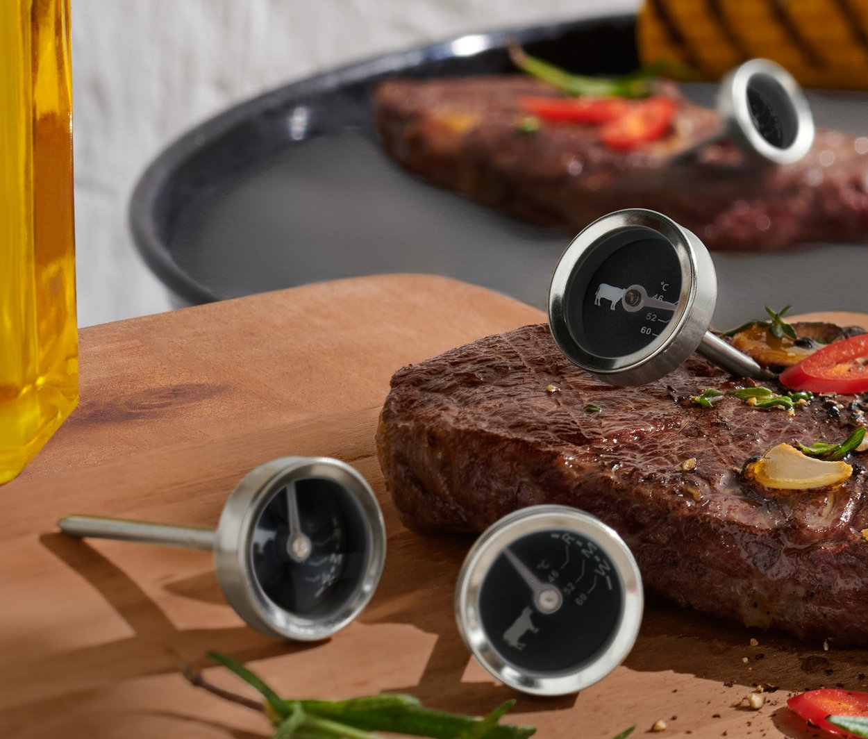 Steki z grillowanymi warzywami i 4 termometry do grillowania.