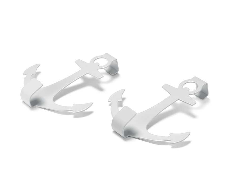 Dwa białe haczyki na drzwi w kształcie kotwicy leżą na białym tle.