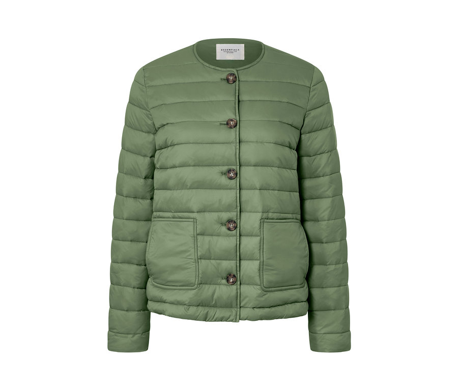 Zielona kurtka pikowana z brązowymi guzikami.