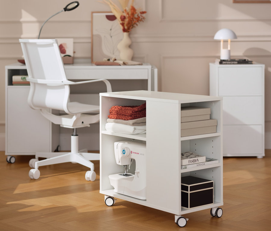 Biały regał na kółkach w pokoju.