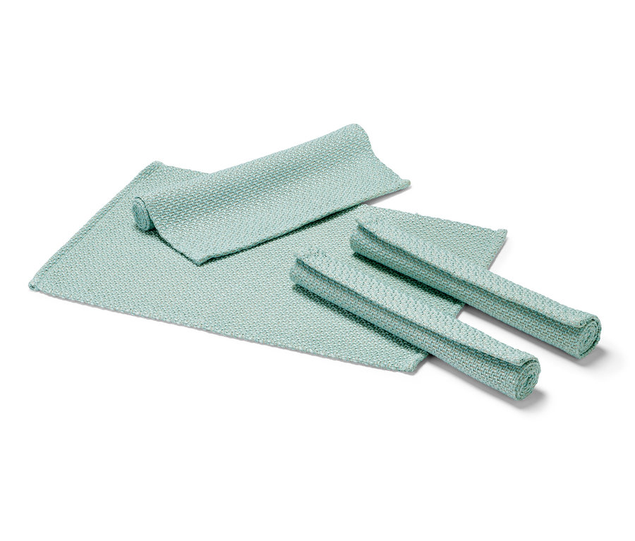 Cztery jasno niebieskie podkładki pod talerze.