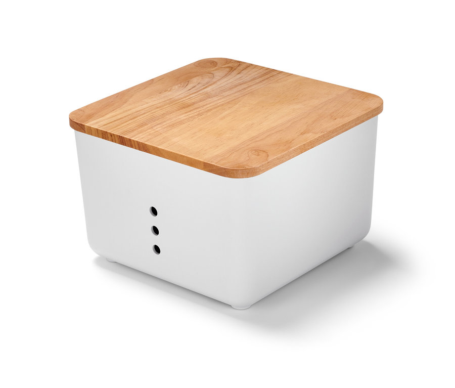 Biały pojemnik do przechowywania z drewnianą pokrywką.