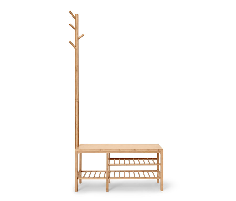 Jasna ławka z wieszakiem na ubrania wykonana z bambusa.