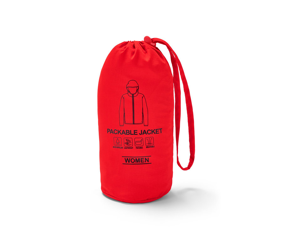 Czerwono-pomarańczowa lekka kurtka funkcyjna »pack me« w ściągniętym worku.