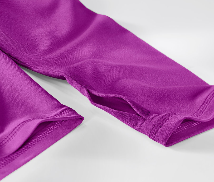 Zbliżenie na neonowo malinową koszulkę funkcyjną z długim rękawem, pokazującą otwór na kciuk.