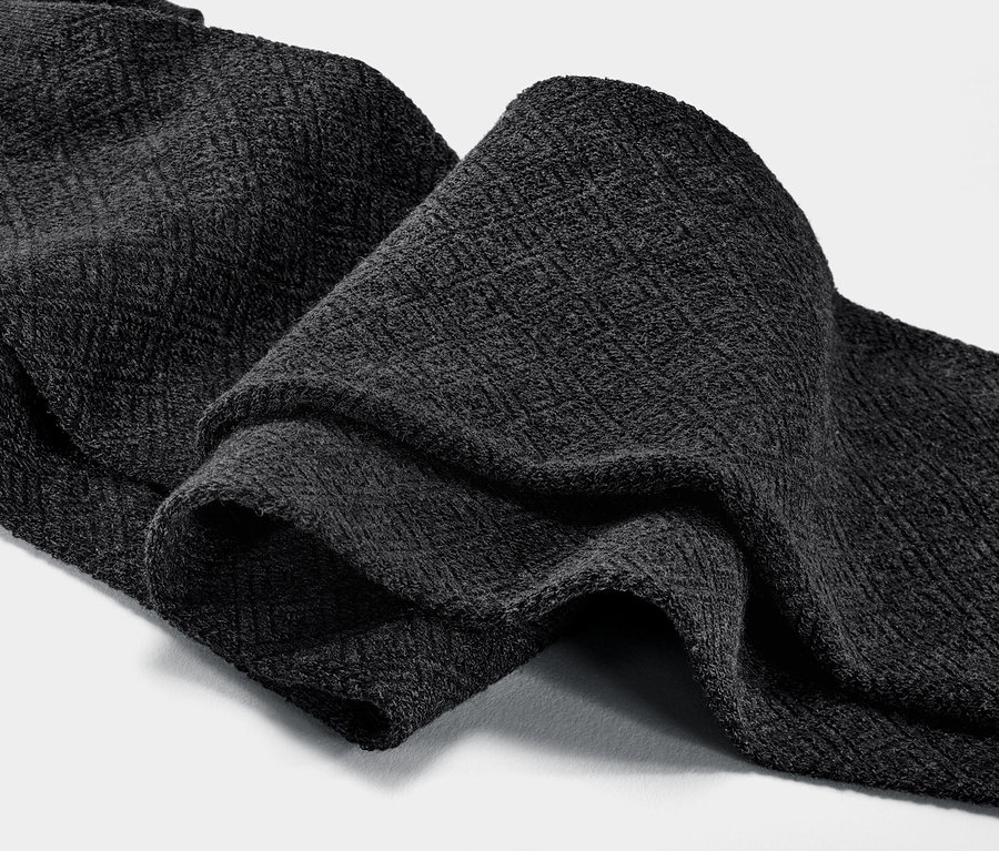 Zbliżenie na teksturowane rajstopy dzianinowe.