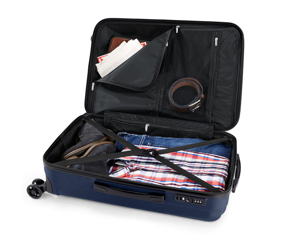 Otwarta twarda walizka z ubraniami.