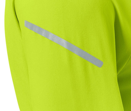 Zbliżenie na neonowo limonkowa koszulka termoaktywna z odblaskowym paskiem.