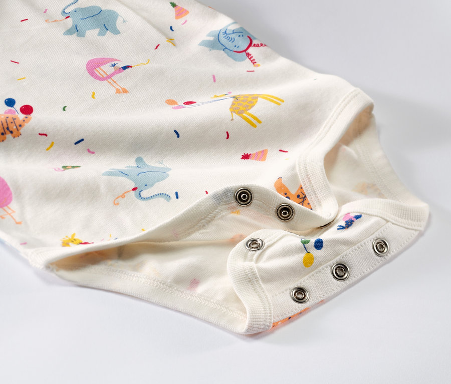 Zbliżenie na body niemowlęce rosnące z dzieckiem, z nadrukiem zwierząt.