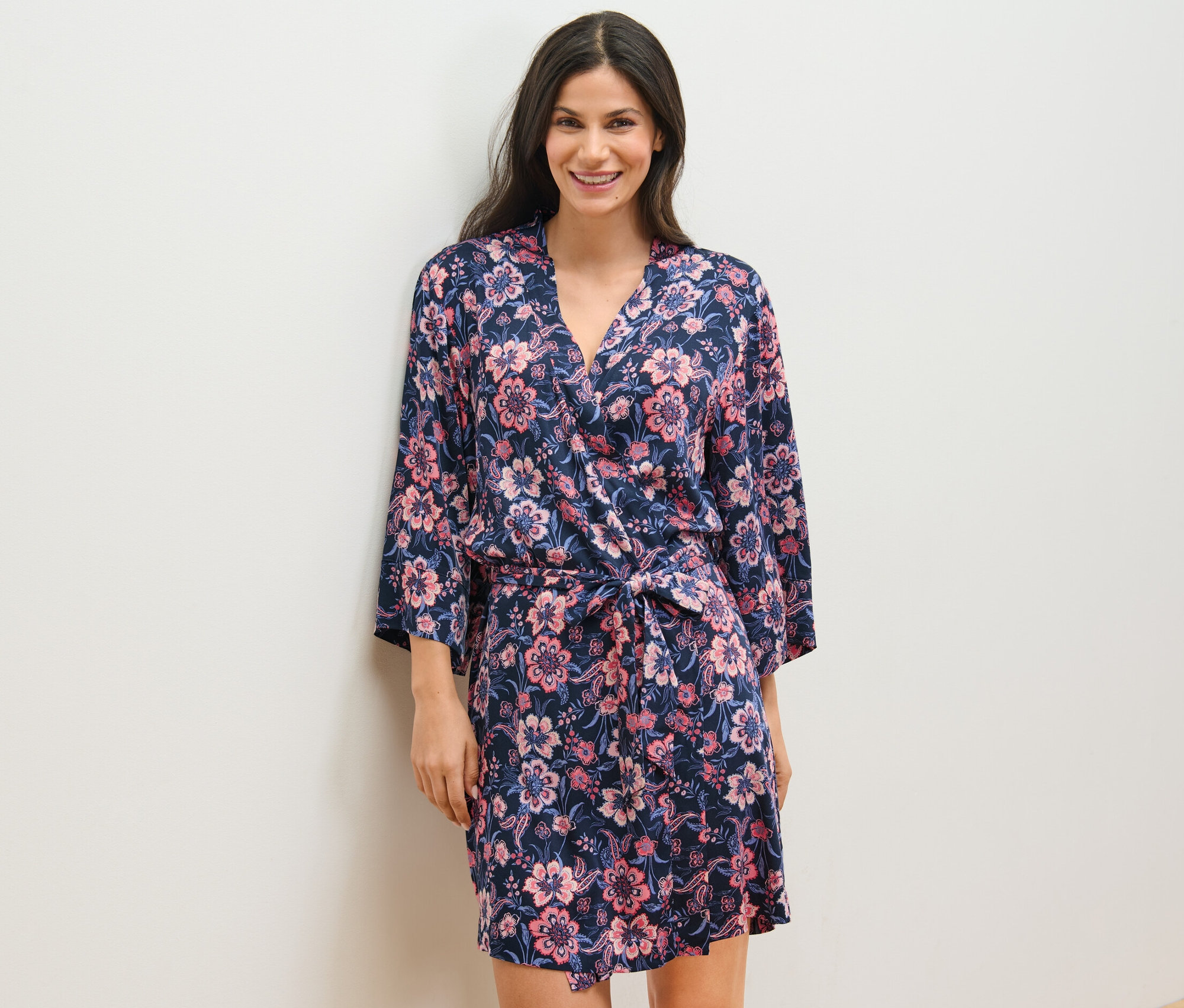 Kobieta ma na sobie szlafrok z tkaniny w kwiatowy wzór.